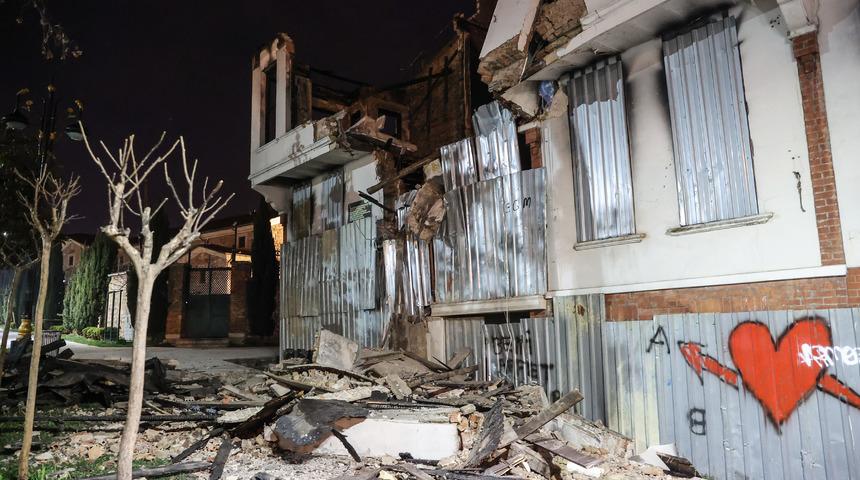 Fatih'te 3 katlı metruk binanın bir kısmında çökme meydana geldi