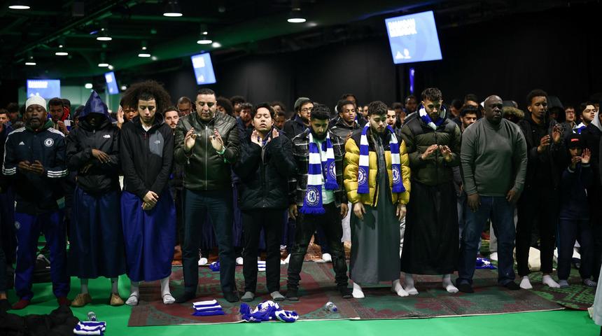 İngiltere'de bir ilk! Dünya devi Chelsea, Stamford Bridge'de iftar verdi...