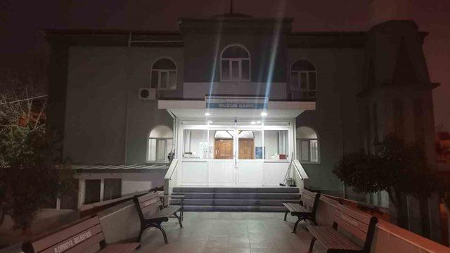 Kapıya siper oldu, cemaati camiye sokmadı: O anlar kamerada