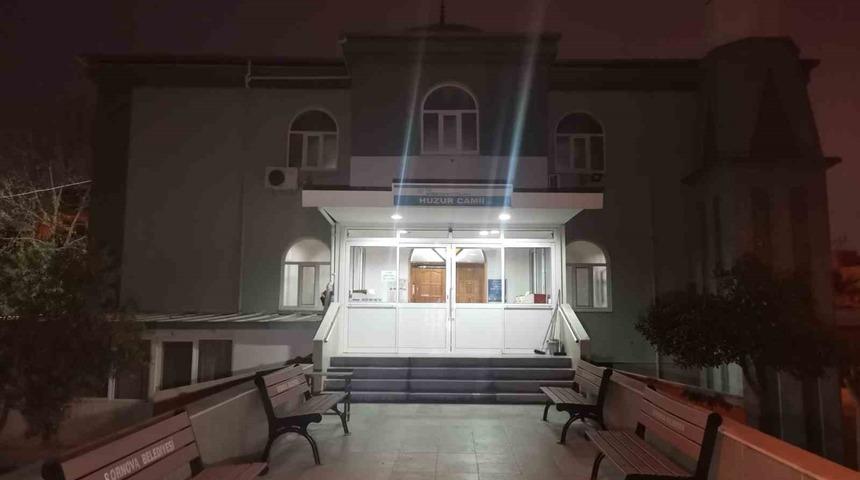 Kapıya siper oldu, cemaati camiye sokmadı: O anlar kamerada