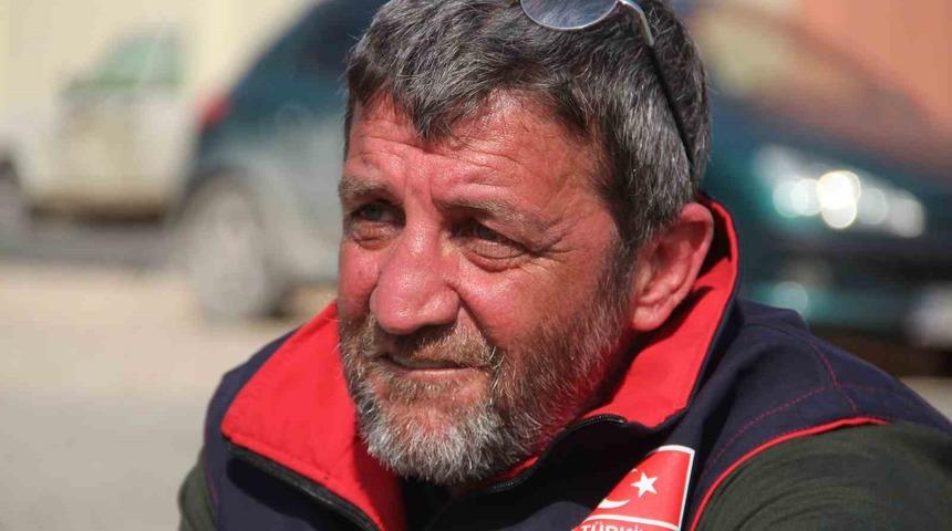 Depremde 27 akrabasını kaybetti, acısına rağmen g&ouml;revini bırakmadı