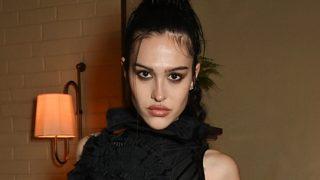 Amelia Gray Hamlin üstsüz poz verdi! Göğüslerini eliyle kapattı