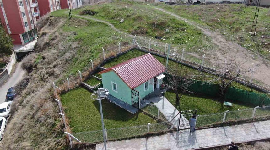 Dışarıdan bakan ev sanıyor, i&ccedil;erisinde ise bir emirin kabri bulunuyor