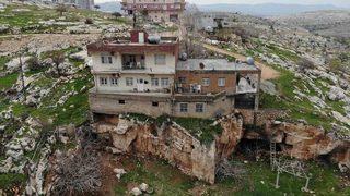Gören bir daha bakıyor! 3 odalı mağaranın üzerindeki 3 katlı bina 30 yıldır ayakta