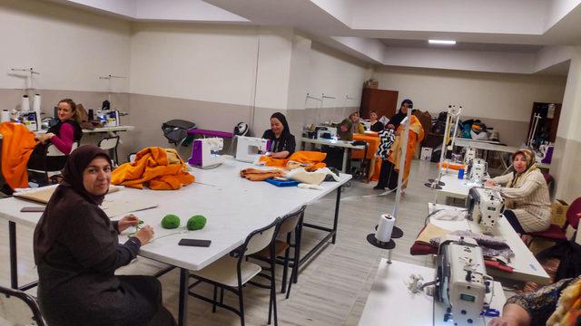 Gaziantep'te yetim anneleri afetzedelerin yüzünü güldürmek için işbaşı yaptı