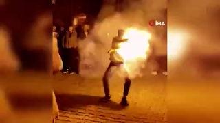 Görüntüler İstanbul'dan! Asker eğlencesi düzenleyen gençlerin ateşle dansı yürekleri ağza getirdi