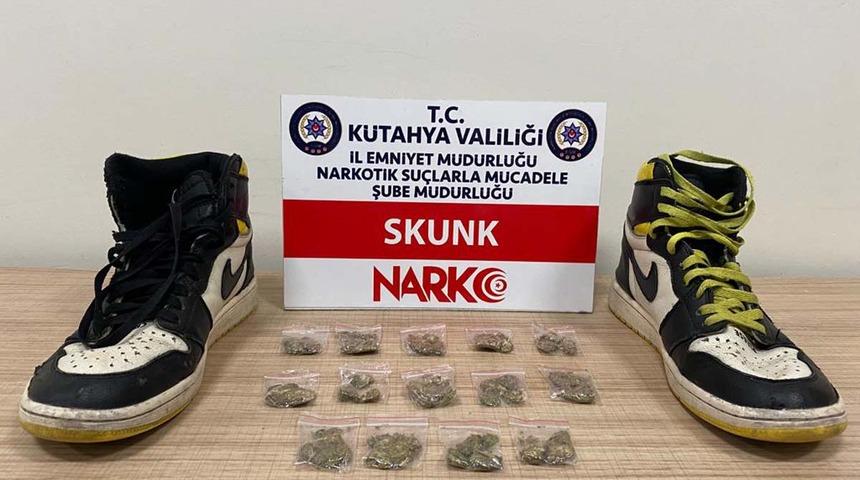 Kütahya'da ayakkabılarının tabanında uyuşturucu bulunan şüpheli tutuklandı