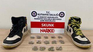 Kütahya'da ayakkabılarının tabanında uyuşturucu bulunan şüpheli tutuklandı