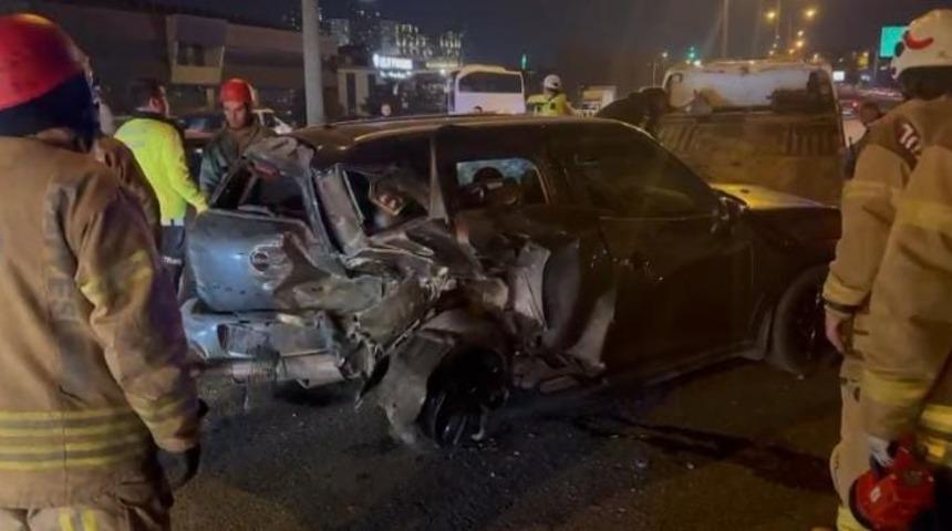 İstanbul'da TEM Otoyolu'nda feci kaza: 1’i çocuk 5 yaralı