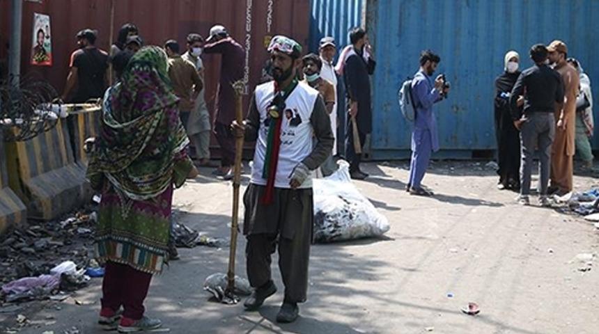 Pakistan'da "bedava un" izdihamı! Çok sayıda ölü ve yaralı var