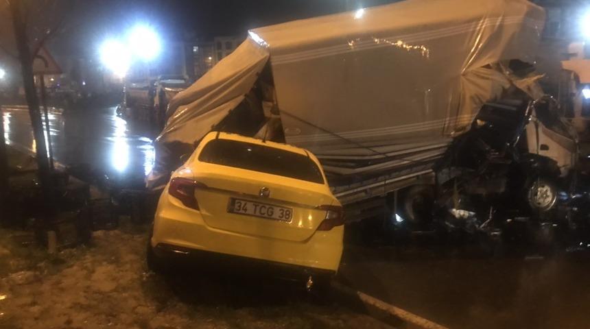 Sultangazi&rsquo;de kamyon ticari taksinin &uuml;st&uuml;ne devrildi: 3 yaralı