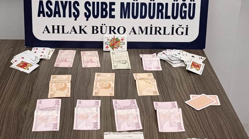 K&uuml;tahya&rsquo;da kıraathanede kumar oynayan 5 şahsa para cezası