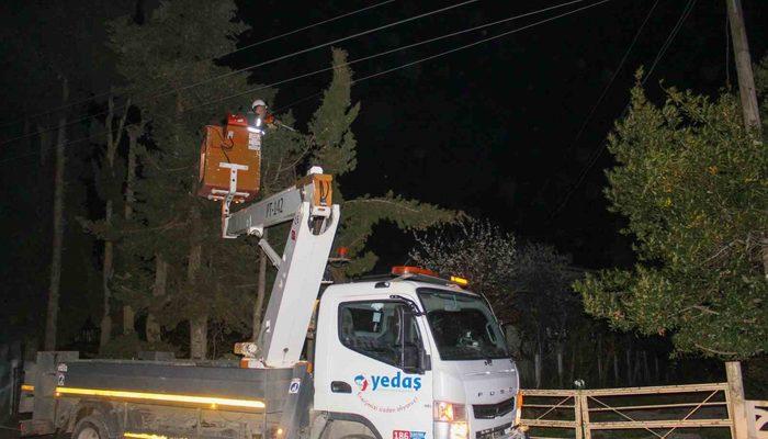 Sinop’ta fırtına elektrik telini kopardı