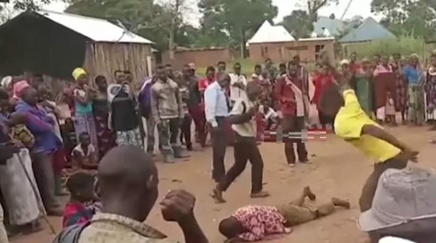 İhanetin bedelini ağır ödedi! Sevgilisiyle yakalanan adam sokak ortasında kırbaçlandı