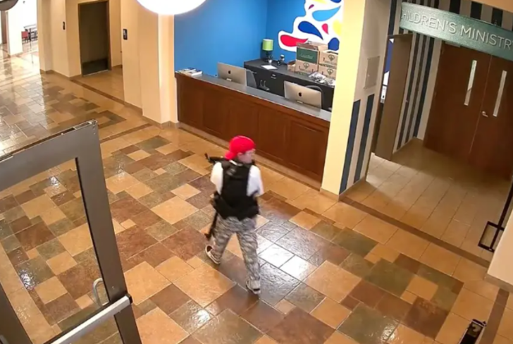 İlkokula saldırı anları kamerada! Ön kapıdan girdi, elini kolunu sallayarak dolaştı: 3’ü çocuk 6 ölü G1