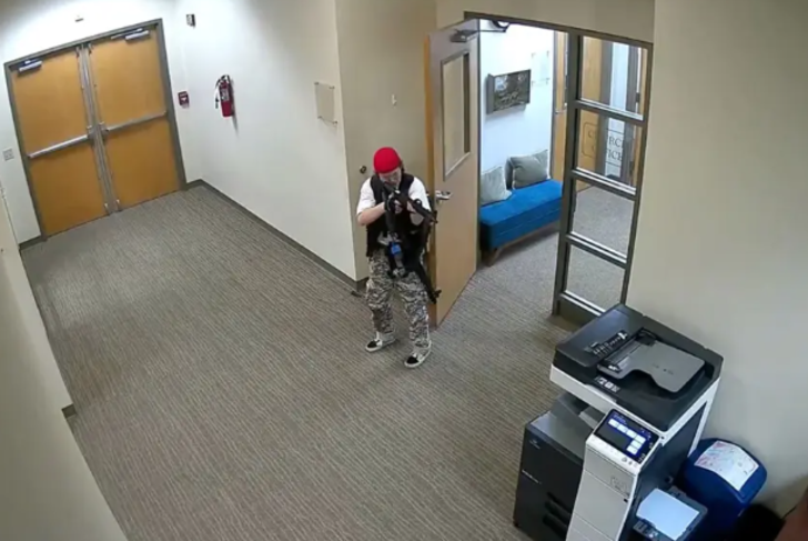 İlkokula saldırı anları kamerada! Ön kapıdan girdi, elini kolunu sallayarak dolaştı: 3’ü çocuk 6 ölü G2