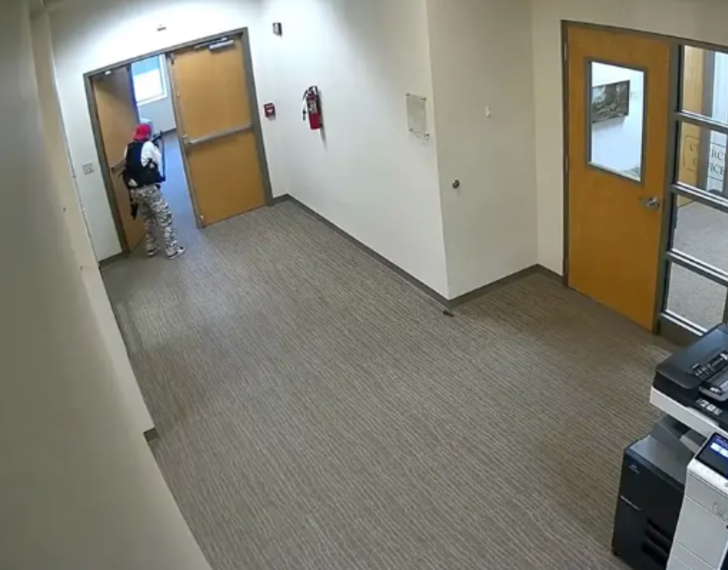 İlkokula saldırı anları kamerada! Ön kapıdan girdi, elini kolunu sallayarak dolaştı: 3’ü çocuk 6 ölü G3