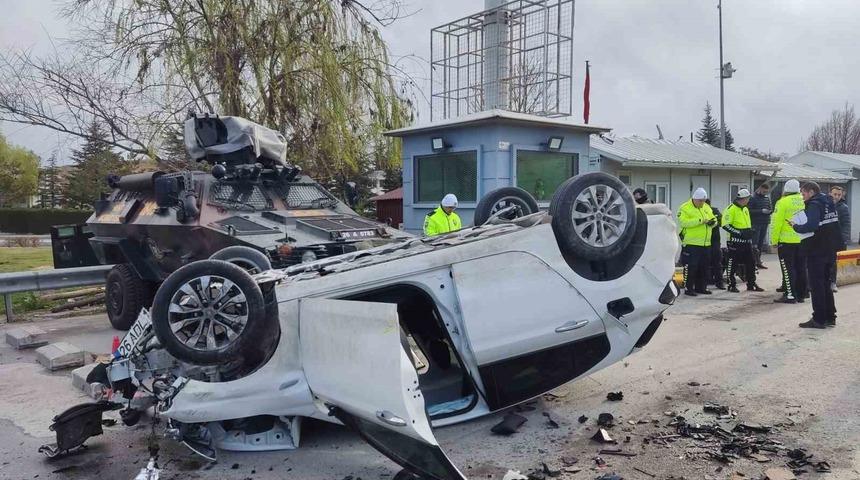 Polis noktasına dalan araç takla attı: 5’i polis 6 yaralı!