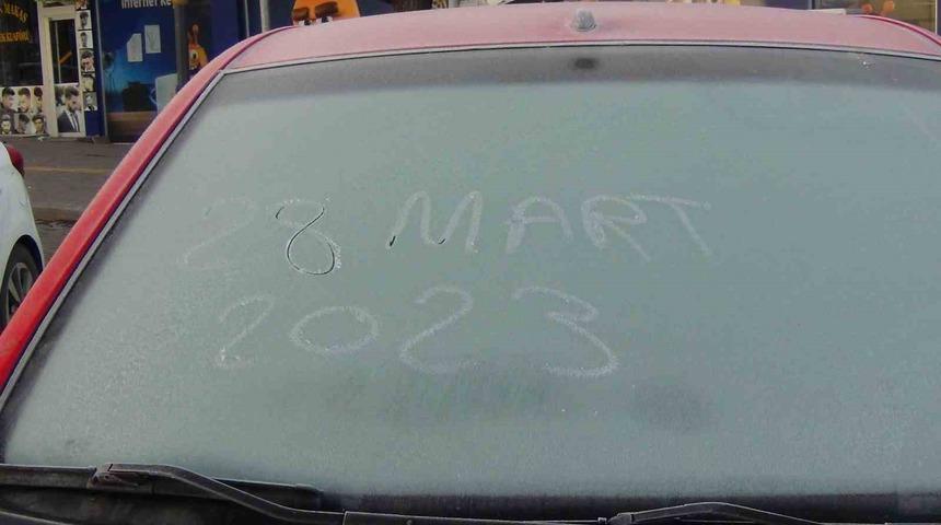 Kars’ta soğuktan araçların camları dondu