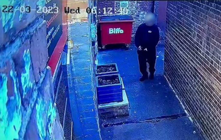 Bir gören bir daha baktı! Saksıları görünce kendisine engel olamadı... Sokak ortasında tuvaletini yaptı G1