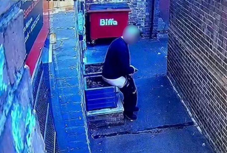 Bir gören bir daha baktı! Saksıları görünce kendisine engel olamadı... Sokak ortasında tuvaletini yaptı G3