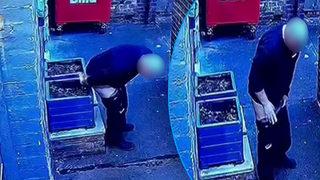 Bir gören bir daha baktı! Saksıları görünce kendisine engel olamadı... Sokak ortasında tuvaletini yaptı