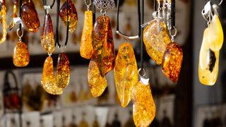 Kehribar kolye faydaları nedir, nasıl kullanılır? Kehribar kolye ne işe yarar, bebeklerde ne zaman takılır?