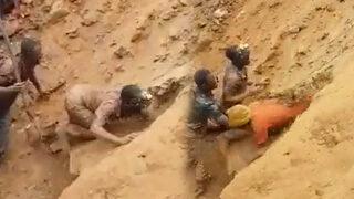 Demokratik Kongo Cumhuriyeti’ndeki çöken altın madeninde mahsur kalan işçiler böyle kurtarıldı! Toprağın içinden çıktılar