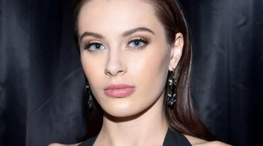 Eski yetişkin film yıldızı Lana Rhoades, moda kalıplarını yeniden yorumladı! Dekolteli bluzunu mini eteğiyle tamamlayınca...