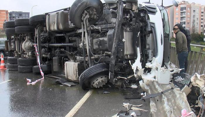 Son anda fark edince ani fren yaptı! Arnavutköy'de feci kaza: Devrilen kamyonun şoförü hayatını kaybetti