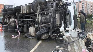 Son anda fark edince ani fren yaptı! Arnavutköy'de feci kaza: Devrilen kamyonun şoförü hayatını kaybetti