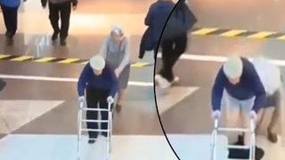 Sosyal medyada tartışma yarattı! Yaşlı adamın arkasından yaklaşarak pantolonunu indirdi... “Bu nasıl şaka?”