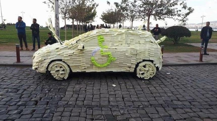 İzmir'de engelli yerine park eden sürücüye ders!