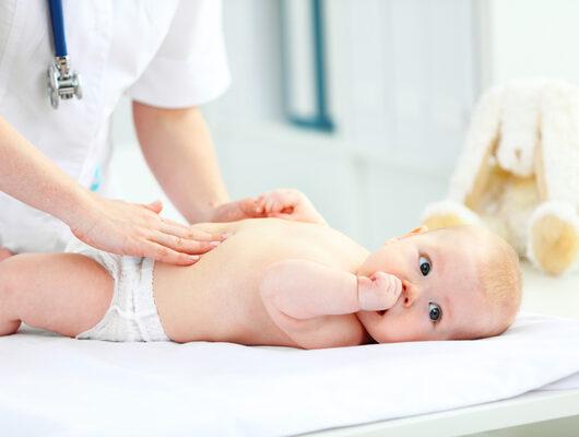 Bebeklerde göbek fıtığı neden olur?
