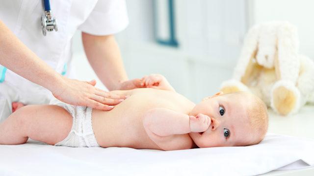 Bebeklerde göbek fıtığı neden olur, belirtileri nedir? Bebeklerde göbek fıtığı tedavi yöntemleri nelerdir, ne iyi gelir?