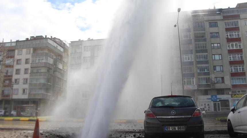 Su borusu patladı, ortalık savaş alanına döndü! 7 katlı bina çökme riskine karşı tahliye edildi