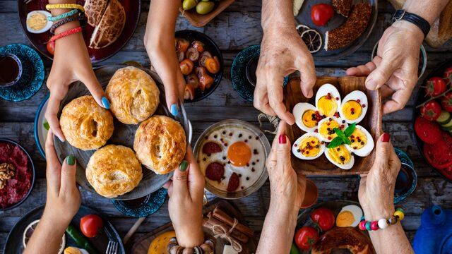 Sahurda gün boyu tok tutacak pratik tarifler! Sadece 15 dakikada hazırlanan sahur tarifleri