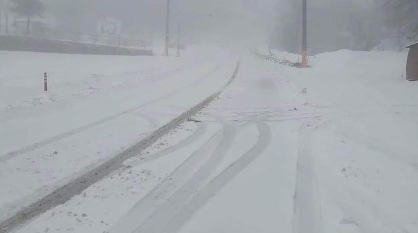 İstanbul'un yanı başı! Kocaeli'nin yükseklerine kar yağdı... Her yer beyaza büründü