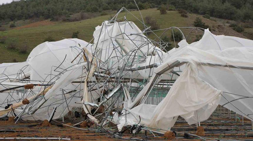 Sadece 30 saniye sürdü! Fırtına seraları vurdu: Ortalık savaş alanına döndü