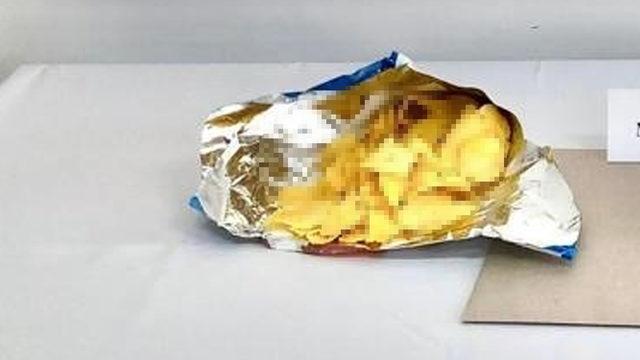 Polis de gözlerine inanamadı! Cips poşetinin içinden çıkanlar şoke etti