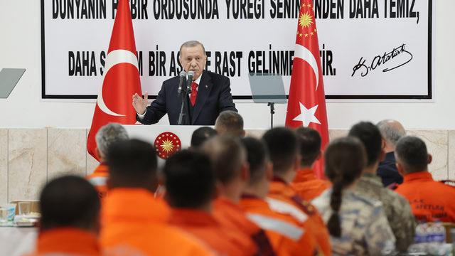 Son dakika: Cumhurbaşkanı Erdoğan: Askerlerimizin deprem bölgesinde fedakarca yürüttüğü çalışmaları iyi biliyoruz