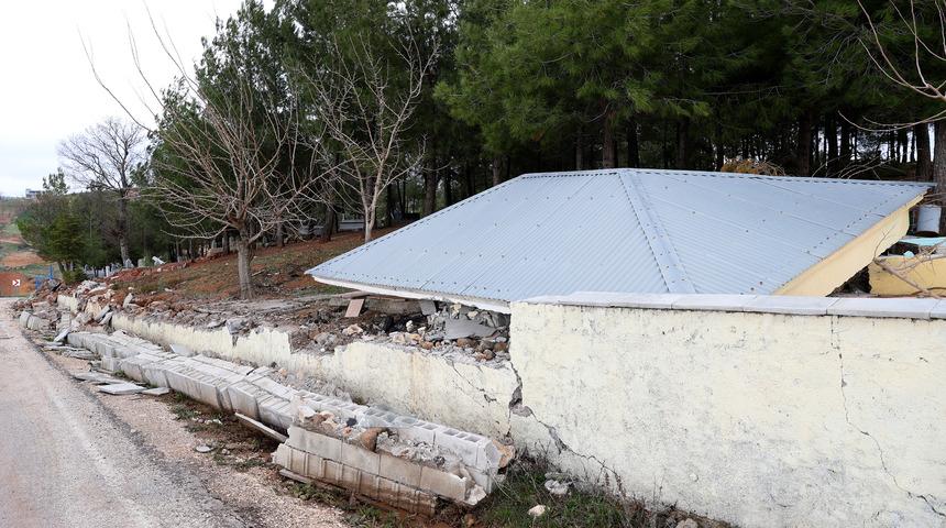 Kahramanmaraş merkezli depremler mezarlıklarda da hasara neden oldu