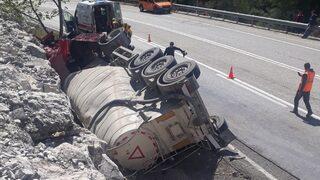 Antalya'da devrilen tankerin sürücüsü hayatını kaybetti