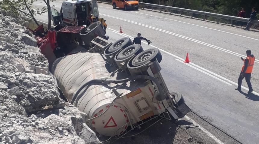 Antalya'da devrilen tankerin sürücüsü hayatını kaybetti