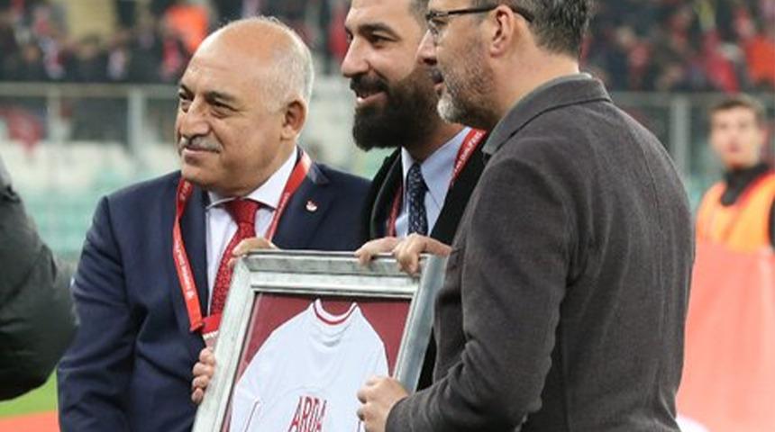Türkiye Hırvatistan maçı öncesi Arda Turan'a ödül!