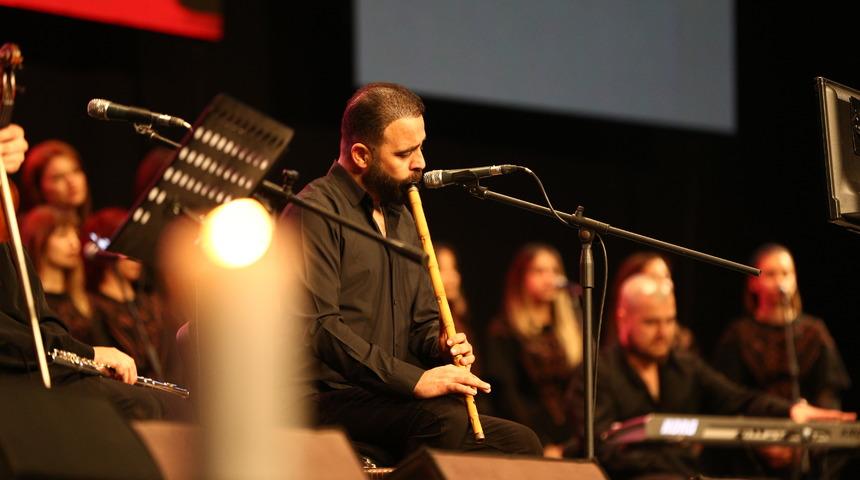 Depremlerde 7 üyesini kaybeden Antakya Medeniyetler Korosu, Adana'da konser verdi