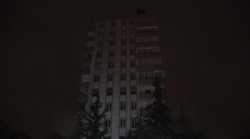 AFAD ve itfaiye ekipleri alarma geçti! Kahramanmaraş'ta 11 katlı ağır hasarlı apartman sallandı