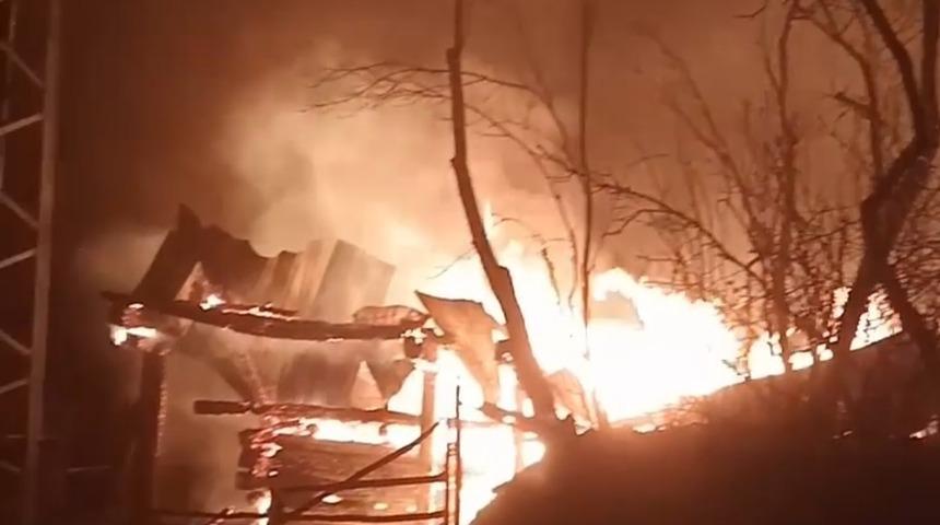 Çorum’da alevler geceyi aydınlattı, yangında 3 ev ve 1 samanlık küle döndü