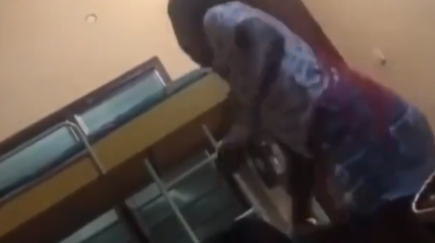 Sevgilisini başka bir kadınla yakaladı! Sosyal medyada gündem yaratan görüntüler... Erkek arkadaşını terliğini çıkartıp dövdü