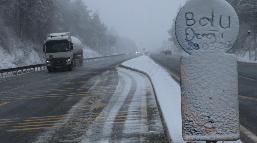 Bolu Dağı'nda kar etkili oluyor